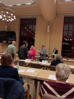 Wir gratulieren unseren Masters Gerd+Gerhard (🥈 für die Bay. Meisterschaft im 4x in Masters G) und @daniel.f.nagl (🥇 für die Dt. Meisterschaft auf Ergo über 30min) zu ihrer Ehrung durch den @landkreiskitzingen 🎉