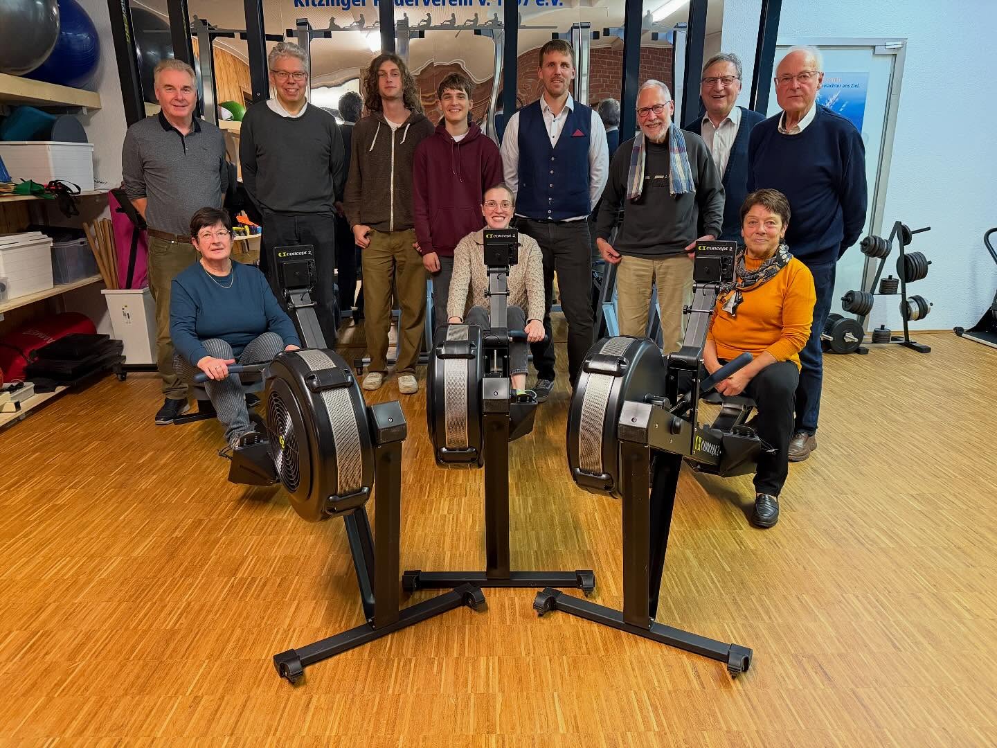 KRV-Kameraden von 13-83 traten bei der 1. #menschallenge von @concept2germany und @rudern.de an. Rund 160km haben wir geschafft, auch wenn’s anfangs etwas holprig war mit der Meldetechnik 🤷♂️ Alle 4 Challenges haben Linus, Lorik, Michael und Daniel absolviert (Daniel sogar mit Bestwert in der AK 30-44). Im Januar sind die Damen dran 💃
