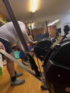 Was da los?! 😯 Rosenmontag schon #Kehraus?? Nicht ganz. Mit einigen Kameraden haben Dieter und Michael letzte Woche die @concept2germany Ergs vom Staub befreit. Die @krv_jugend.1897 sagt Danke. Kaum spuckt das Erg bei gleichem Dumper etwas mehr Widerstand/Watt aus, schon sinkt der BP, so wie heute bei @hanni_bz07 über 2k 🎉