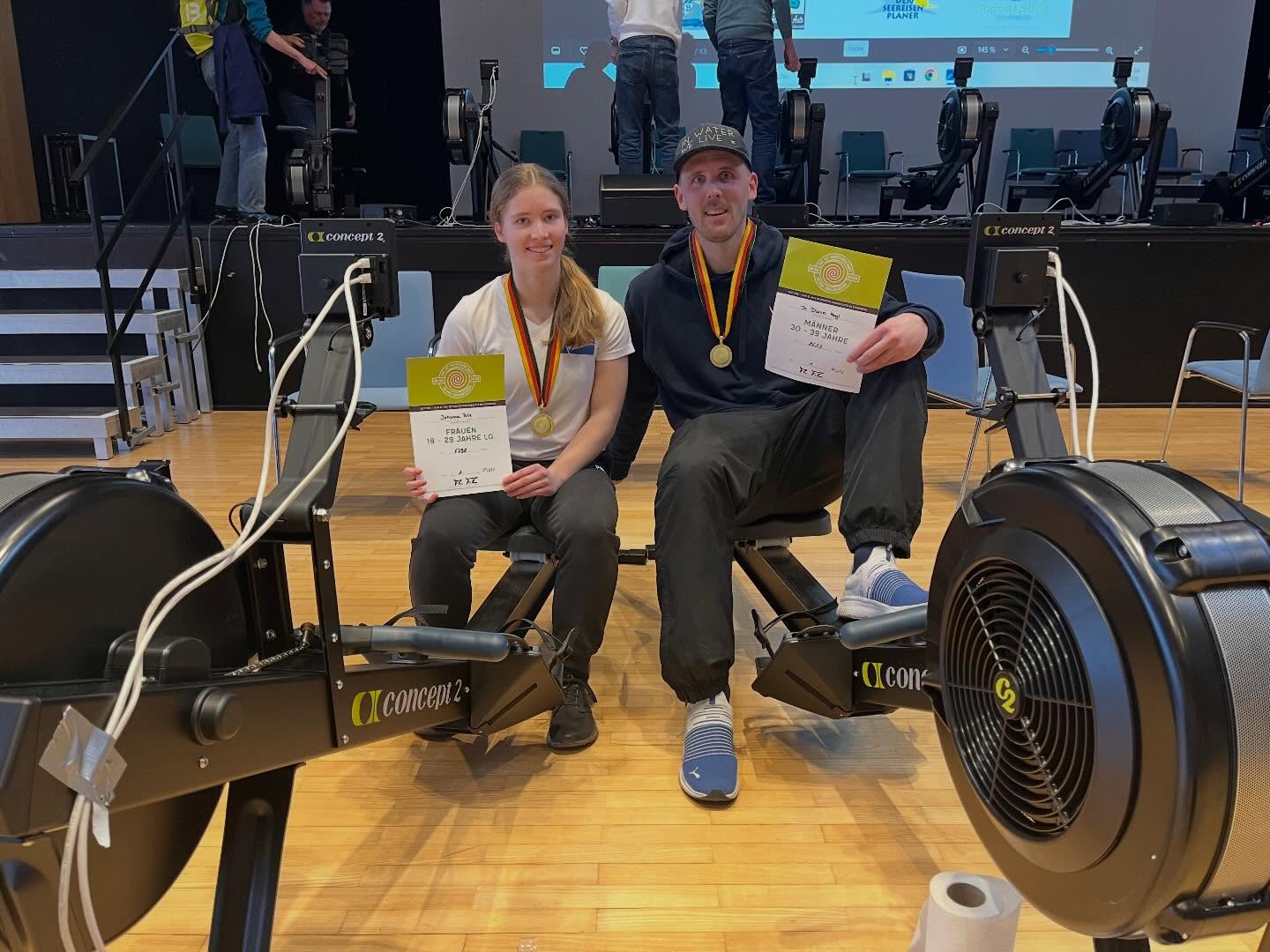 🥇🥇 Die #deutschenmeister im 30min Ergometer Rudern in SF19-29 Lgw. und MM30-39 (inkl. Tagesbestweite) bleiben in Kitzingen 🎉
@hanni_bz07 setzte sich gegen 2 Konkurrentinnen durch - als Kleinste und Leichteste im Feld fuhr sie ein beeindruckendes Rennen. Neben ihr versuchte sich Luisa vom Schleisheimer RC früh mit 2:10 abzusetzen. Jojo blieb unbeeindruckt im Wissen: für einen Schnitt knapp unter 2:13 reichts mit „Wille zum Leiden am Ende“ und bestärkt durch Coach Daniel, der darauf baute, dass der strikte Rennplan der SRC-Athletin die Hitze (24C+) auf Bühne nicht berücksichtigt. Und so kam es. Zum Teil verbal gedrängt, ließ sich Jojo nie mehr als 40m abschütteln. Bei langsam schwindenden Kräften ihrer Konkurrentin blieb Jojo konstant und kam nach 25min auf 20m heran. Nach 26min forcierte Jojo nochmals das Tempo und zog nach 26:30min vorbei. Die SRC-Sportlerin konnte nicht mehr effektiv kontern, da es Jojo gelang stolze 1:30min zum Endspurt mit rund 2:00/500m anzusetzen. Nach 30min stand der 1. Dt. Meistertitel mit 6.798 und knapp 20m Vorsprung.
2h später ging @daniel.f.nagl trotz durch Infekte eingeschränktem Training seit Mitte Dezember als Titelverteidiger und Favorit gegen 8 Wettbewerber ins Rennen der Masters 30-39. Trotz defensivem Ansatz und Zielpacing (1:44/500min) musste Nagl auch der hohen Temperatur Tribut zollen und fiel nach rund 18min auf seinen Haltewert (1:46) zurück. Bis dahin hatte er allerdings einen Vorsprung von 42m herausgefahren. Dieser schrumpfte zwar bis zur 25min auf 30m - mit schmerzverzerrtem Gesicht verteidigte Daniel diese aber eisern. Tief im roten Bereich zog er 2min vor Ende nochmals 1:43/500m und setzte 1:20 vor Ende zum Schlussspurt an. Vollkommen entkräfte und mit hochrotem Kopf standen am Ende 8.653 - wie bereits 2025 und 2024 Tagesbestweite und der 2. Deutsche Meistertitel für den KRV!