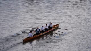 Chapeau!! 84,3 Jahre im Schnitt und bei einer Früh-Regatta über 4km 😳 Stolze 76 Jahre lagen beim Rennen heute im Boot KRV 2 zwischen Steuermann @lorik.shala4 und Hans Metzger im Bug der ca. 70 Jahre alten „Kitzingen“. So geht Nachhaltigkeit und Intergeneration-Sport 😍😍