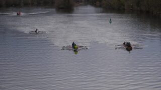 Die Brücke voll. Die Anfeuerungsrufe laut. Ein Kopf-an-Kopf-Rennen. Und am Ende gewinnt @guentnerstefan mit dem @csu_kitzingen_ortsverband vor @gruene_ov_kitzingen . Die @freie_waehler_kitzingen mit @dr.enistiz kommen nach 1-2 Krebsen abgeschlagen ins Ziel, werden dort aber von den Gegnern beklatscht und der Wettstreit mit sportlich fairem „Hipp, hipp, hurra!“ beendet. Geht doch!

Wir freuen uns jedenfalls über das große Interesse der Bevölkerung am Event und unserem Sport. Schauen wir mal, was uns 2027 einfällt. Vielleicht @wasserwachtkitzingen vs. @thw_kitzingen vs. @feuerwehr.stadt.kitzingen ? 🤔