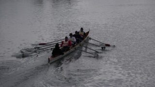 ✅hinter der #KitzingerFrühlingRegatta 2026. Die Fakten: 

Acht andere Vereine fanden den Weg nach Kitzingen ☺️ Zehn Gig4x+ und sechs 2x gingen über die 4km an den Start - und CSU, B90/GRÜNE und FBW im Gig4x+ über 500m.

Das 4km-Gigboot-Rennen gewann mit 14:10,2 (15:53,4) das 💃Boot des ARCW vor Landshut mit 14:30,1 (15:23,5) und Vilshofen mit 14:52,4 (15:01,1) 

Im 2x-Rennen behielten Sepp Reiter/Christoph Renholzberger (Vilshofen) mit 14:20,4 (14:31,1) vor Daniel Nagl/Marie Feldrapp (KRV) mit 14:40,2 (15:02,8) und Roman Rackl/Armand Gyenes (Vilshofen II) mit 15:15,1 die Oberhand.*

Und im Parteienrennen setzten sich die CSU mit OB @guentnerstefan und B90 früh klar von der FBW mit OB-Kandidat @dr.enistiz ab. Im Endspurt behielt die CSU mit rund einer Drittel Bootslänge Vorsprung die Oberhand. 

Alle Ergebnisse unter https://krv1897.de/?page_id=1658 | Bilder aller Mannschaften folgen zeitnah auf https://krv1897.de/?page_id=1658

Als KRV danken wir allen Helfern und der @wasserwachtkitzingen , die am Gelingen der erneut tollen 2. Ausgabe unserer Breitensport-Regatta mitgewirkt haben! 

Wir freuen uns auf #3 in 2027 mit den Freunden von Main und Donau - u.a. @ruderverein_brombachsee @landshuter_ruderverein @ruderclub_vilshofen_1913 @arc_wuerzburg @wrvb_official