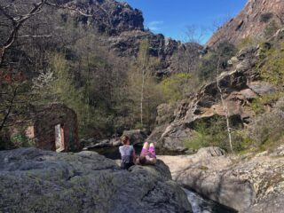 Was macht man als Ruderjugend, wenn es Anfang April 33C hat? Logisch! Man sucht sich einen Gebirgsbach und übt Kaltwasser-Resistenz, weil daheim der Main erst 10C hat 🥶✌🏻 #anotherhike 🐏 #viveleCanigou