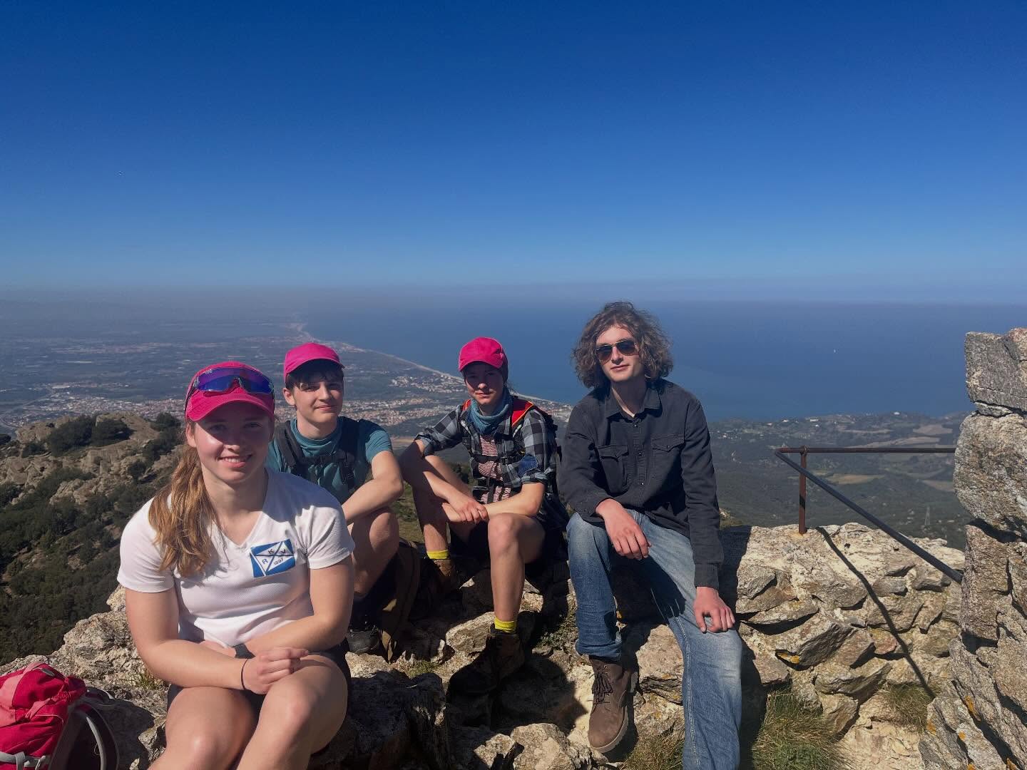 Outdooractive: 6km/750hm = 2:30h. @krv_jugend.1897 : Challenge accepted!
Nach 6km Barque en mer kleine 12km/800hm Einheit zum Tour de la Massane. Am Ende mit Pause 3:30h statt 4:40h. Formkurve 📈 Und @lorik.shala4 hat sich die imaginäre „Chamois du jour“ 🐏 verdient 👍🏻