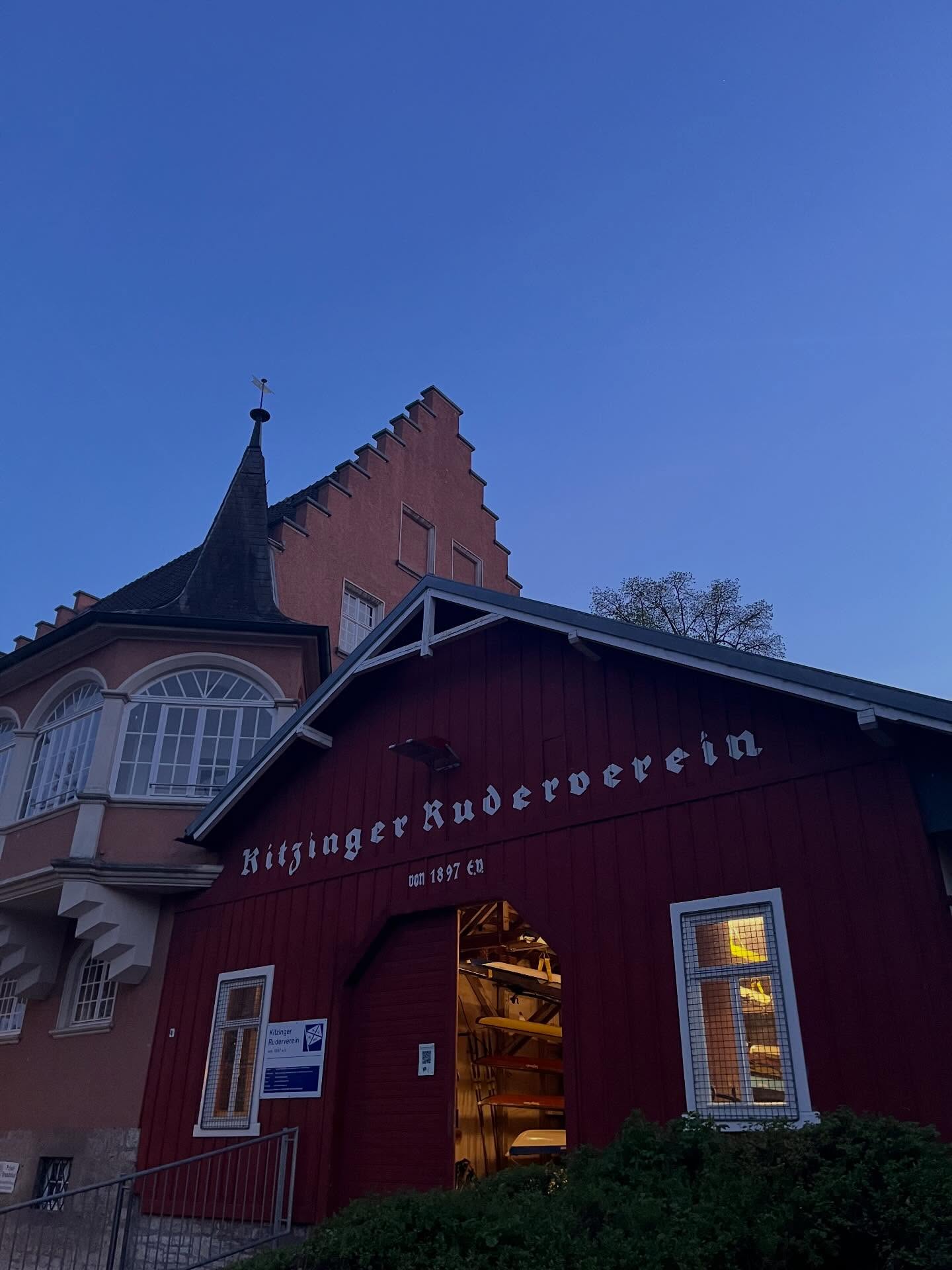 Frühling! Längere Ruderabende! Und warmes Licht (und kalte Getränke), wenn man von Wasser geht 😍
#lebensqualität