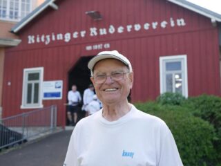 Ehre, wem Ehre gebührt. Auch ohne Nicki-Pullover 😉 Großer Bahnhof heute für unseren ältesten aktiven Ruderer, Hans Metzger.  Zum 90. (!) Geburtstag gab’s vor der all-dienstäglichen Ausfahrt Sekt - und Vesper im Anschluss 🥂🥂🚣🚣‍♀️

Mehr als 30 KameradInnen zwischen 14 und 84 ließen es sich nicht nehmen mit Hans zu sporteln - natürlich durfte Hans seinen 8x steuern - und zu feiern. 

Und am Ende des Abends lüftete Vorstand @dieter_von_der_kall noch ein Geheimnis: der im Herbst eintreffende Gig4x+ von Schellenbacher wird #Hans getauft 🎉 

#krvfamilie #vorbild #intergenerations
📸 @daniel.f.nagl