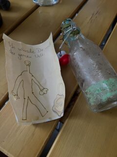 Ein zufriedenes 🙂? Was könnte der Absender dieser Flaschenpost der Welt gewünscht haben?
Sie hat sich jedenfalls gedacht @visitkitzingen und ist heute von Trainerin Marie und ihrem Novizen-Boot aufgelesen worden.
#Kommunikation #oldschoolstreaming