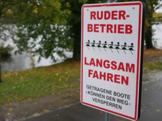 Nur die Harten, kommen ... zum #Abrudern* 🌧️💨🚣♂️
Rund 37.500 unfallfreie Kilometer in 2026 - auch auf mehreren Wanderruderfahrten. Die erfolgreiche 2. Ausgabe unserer Langstreckenregatta. In den Verein integrierte Neumitglieder aller Altersstufen. Eine @krv_jugend.1897 die in Starnberg, Frontenhausen, Bamberg, Schleißheim, Waldsee, Kettwig, Würzburg und Erlangen die KRV-Farben hochgehalten hat. Und beständig Reichweite, u.a. zu unseren „Silverrowers“, allen voran Hans (90). Im Fazit, so Vorsitzender @dieter_von_der_kall : Erneut ein erfolgreiches Ruderjahr für den KRV!
*ab jetzt nur noch individuelle Ausfahrten Ü18 🥶🚣