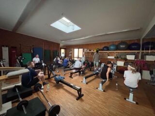 1. reguläres Training der @krv_jugend.1897 in 2026 - und prompt haben sich ein paar „Junggebliebene“ dazugesellt 👍🏻 Wenn der 89-Jährige neben dem 13-Jährigen nicht nur Ergo fährt, sondern sogar Yoga/Mobility mitmacht (🤯 #respect) dann ist das der endgültige Beweis für a) #geilerVerein b) #rudernhältjung