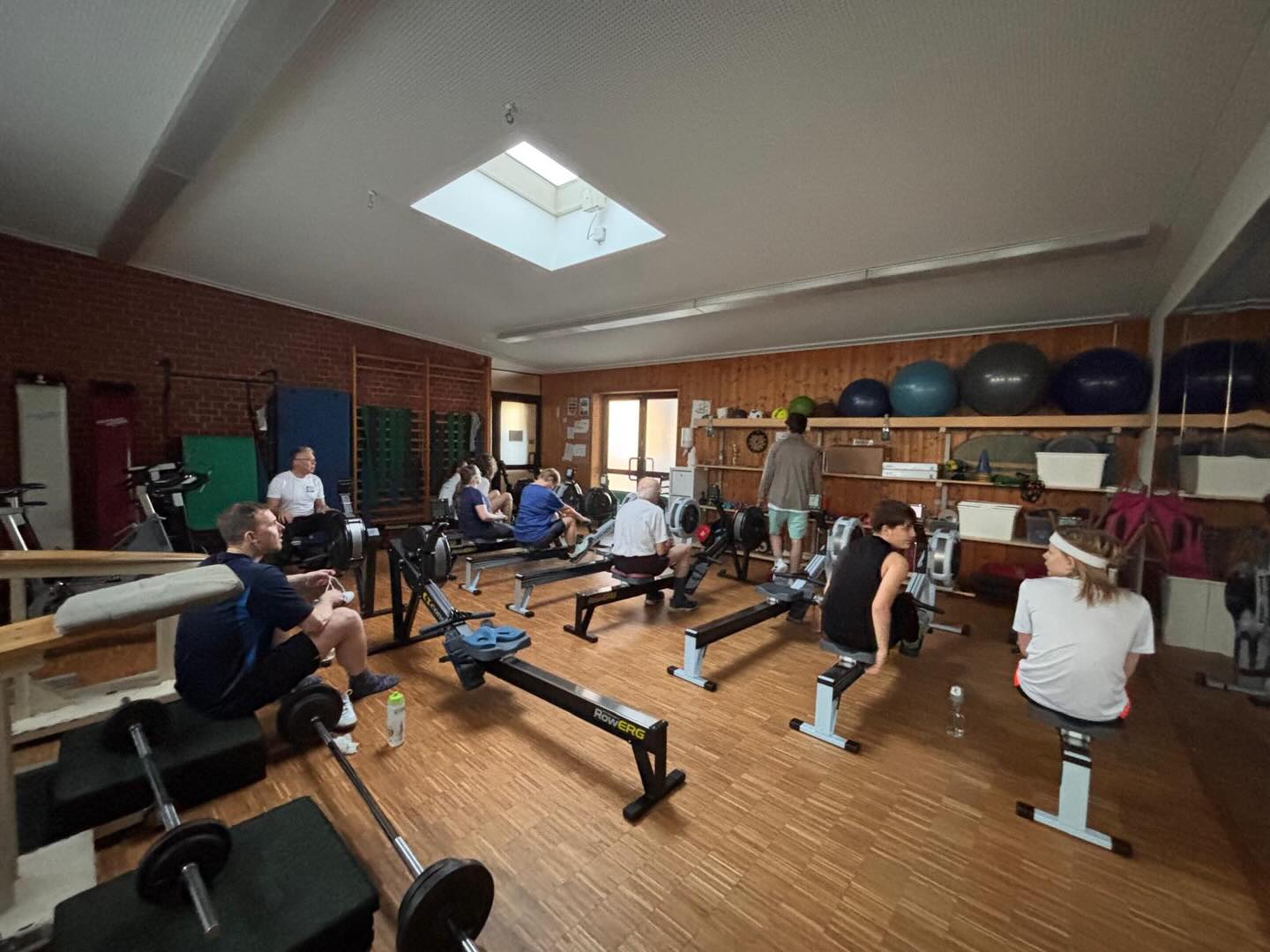 1. reguläres Training der @krv_jugend.1897 in 2026 - und prompt haben sich ein paar „Junggebliebene“ dazugesellt 👍🏻 Wenn der 89-Jährige neben dem 13-Jährigen nicht nur Ergo fährt, sondern sogar Yoga/Mobility mitmacht (🤯 #respect) dann ist das der endgültige Beweis für a) #geilerVerein b) #rudernhältjung